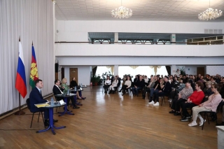  ​Губернатор Кубани пообещал не сокращать коллективы и персонал Дворца искусств после открытия театра современного искусства