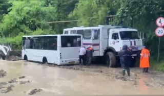  ​В Сочи сошедший на дорогу сель заблокировал пассажирский автобус
