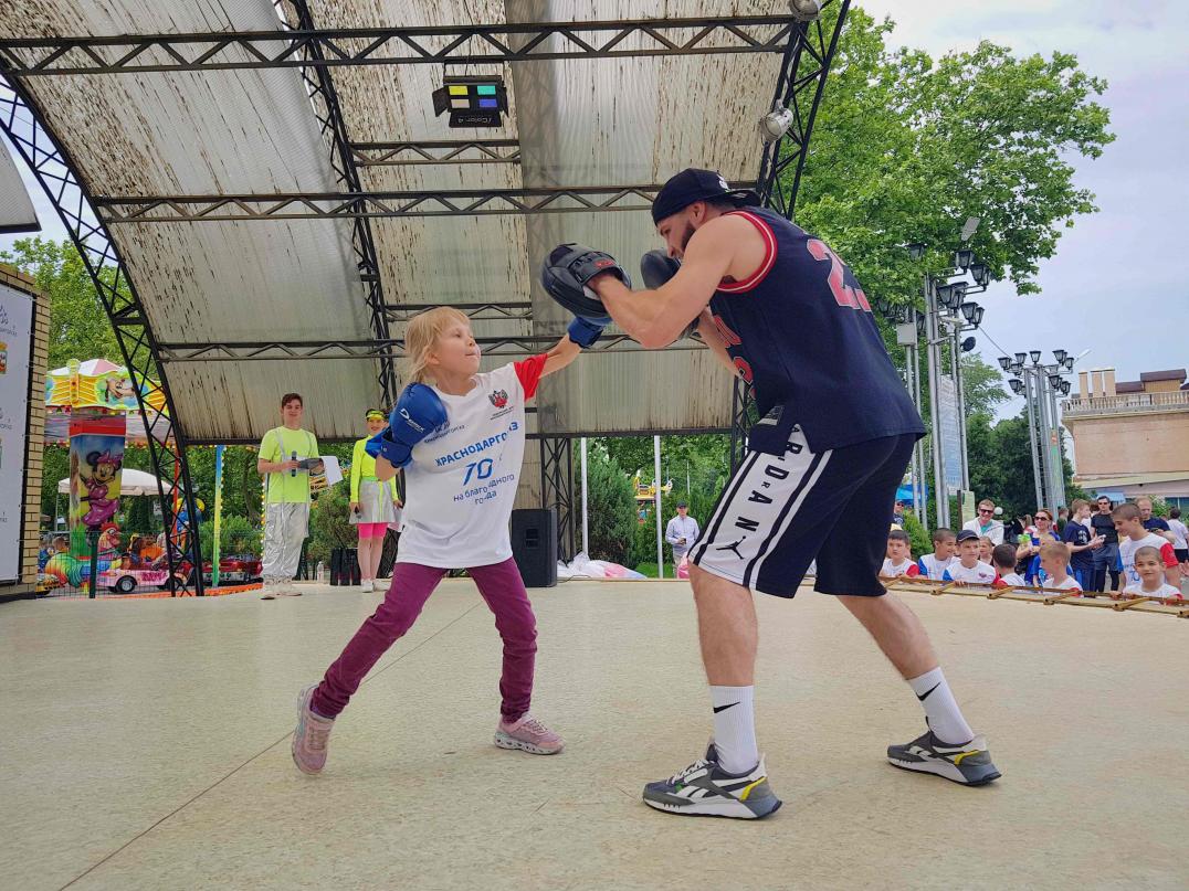 Сильные дети — сильная страна: в Краснодаре в преддверии Дня России провели мастер-классы по боксу