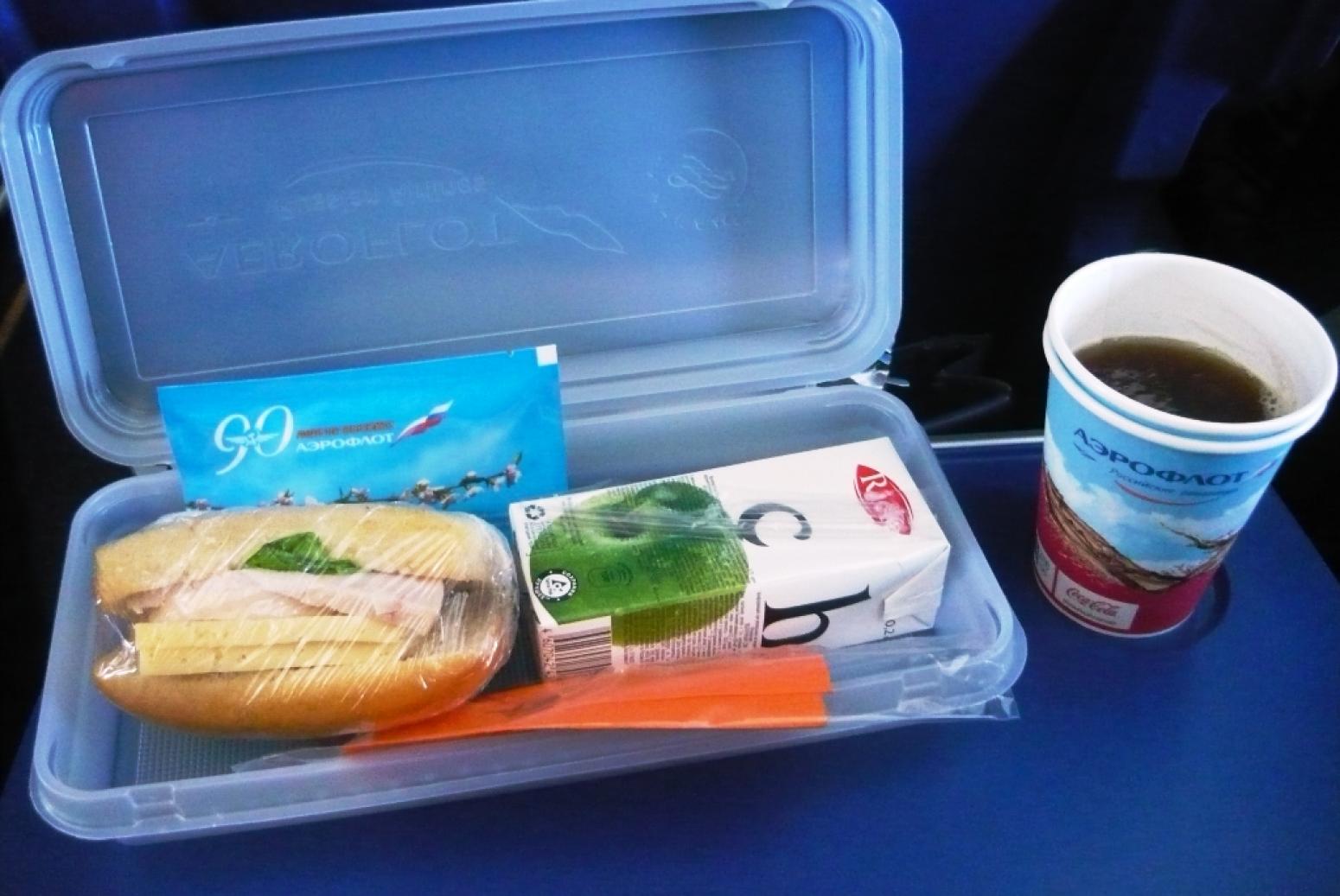 Вода в самолете аэрофлот. Aeroflot Comfort class питание. Питание Аэрофлот эконом 2023. Холодное питание Аэрофлот. Бортовое питание Аэрофлот 2022.