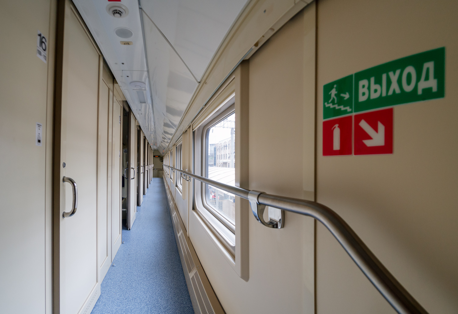 Поезд москва сочи двухэтажный купить. 2-Х этажный поезд Москва-Адлер. 2х этажный поезд Адлер. РЖД двухэтажные вагоны Сочи. Купе в двухэтажном поезде РЖД.