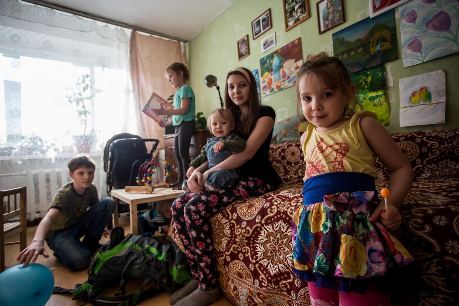 Семья живет без детей. Бедная многодетная семья. Бедные семьи с детьми. Многодетная семья в России. Дети из бедных семей.