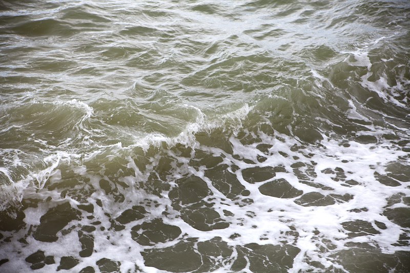 Морская вода градус. Морская вода Сочи. Цвет воды в Сочи. Вода в Сочи фото. Берег Сочи из воды.