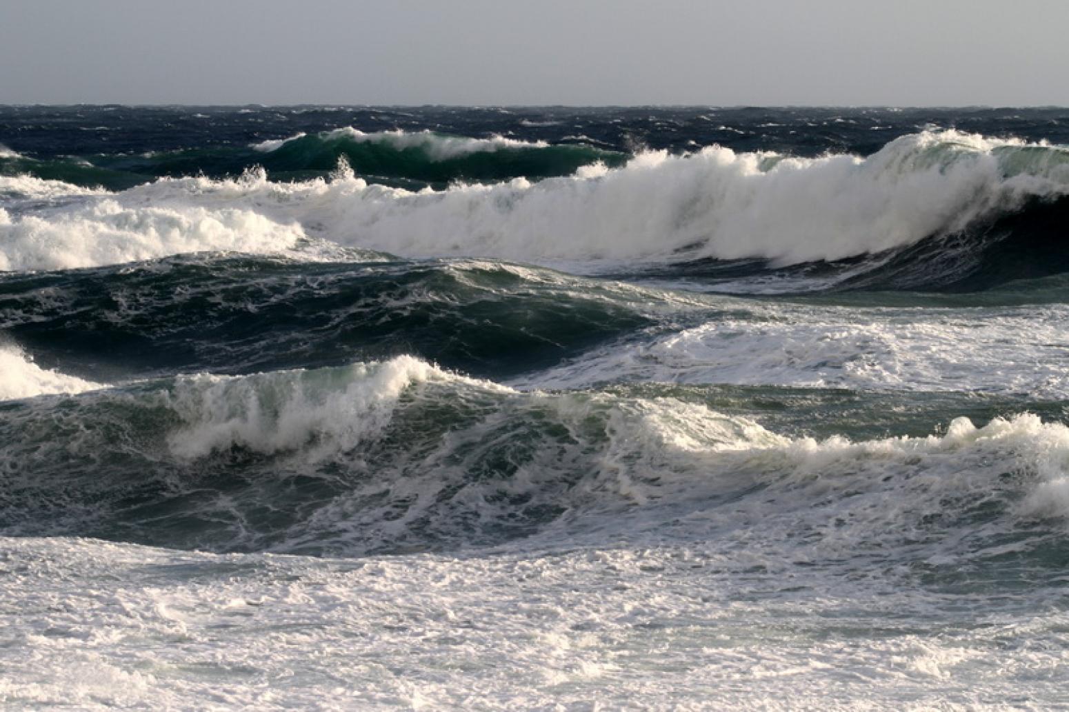 Шторм августа. Черное море шторм Анапа. Каспийское море шторм. Атлантический океан шторм. Анапа зимний шторм.