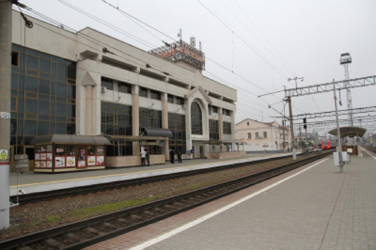 Орск краснодар жд. ЖД вокзал Краснодар 1. Краснодар 1 вокзал с путей. ЖД вокзал Краснодар 1 пути. Пути и платформы на вокзале Краснодар.
