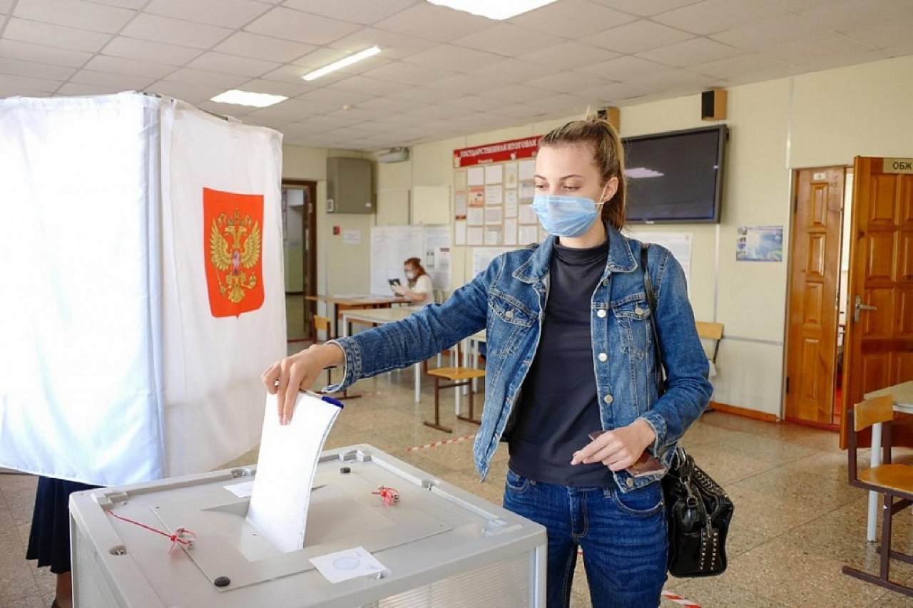 В краснодарском крае были выборы. Голосование на выборах. Голосование на избирательном участке. Люди голосуют на выборах. Выборы фото.