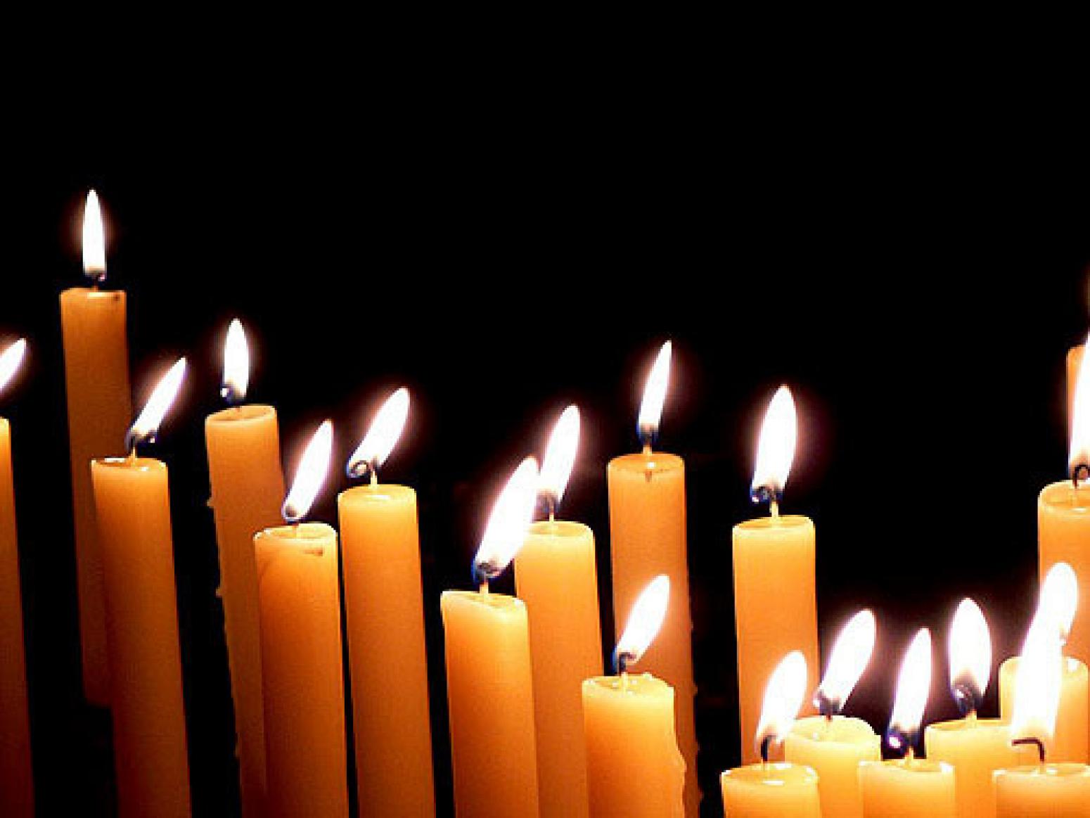 Свеча в честь погибших. Объявляется минута молчания. Минута молчания свеча. Свеча памяти. Царство небесное вечный покой.