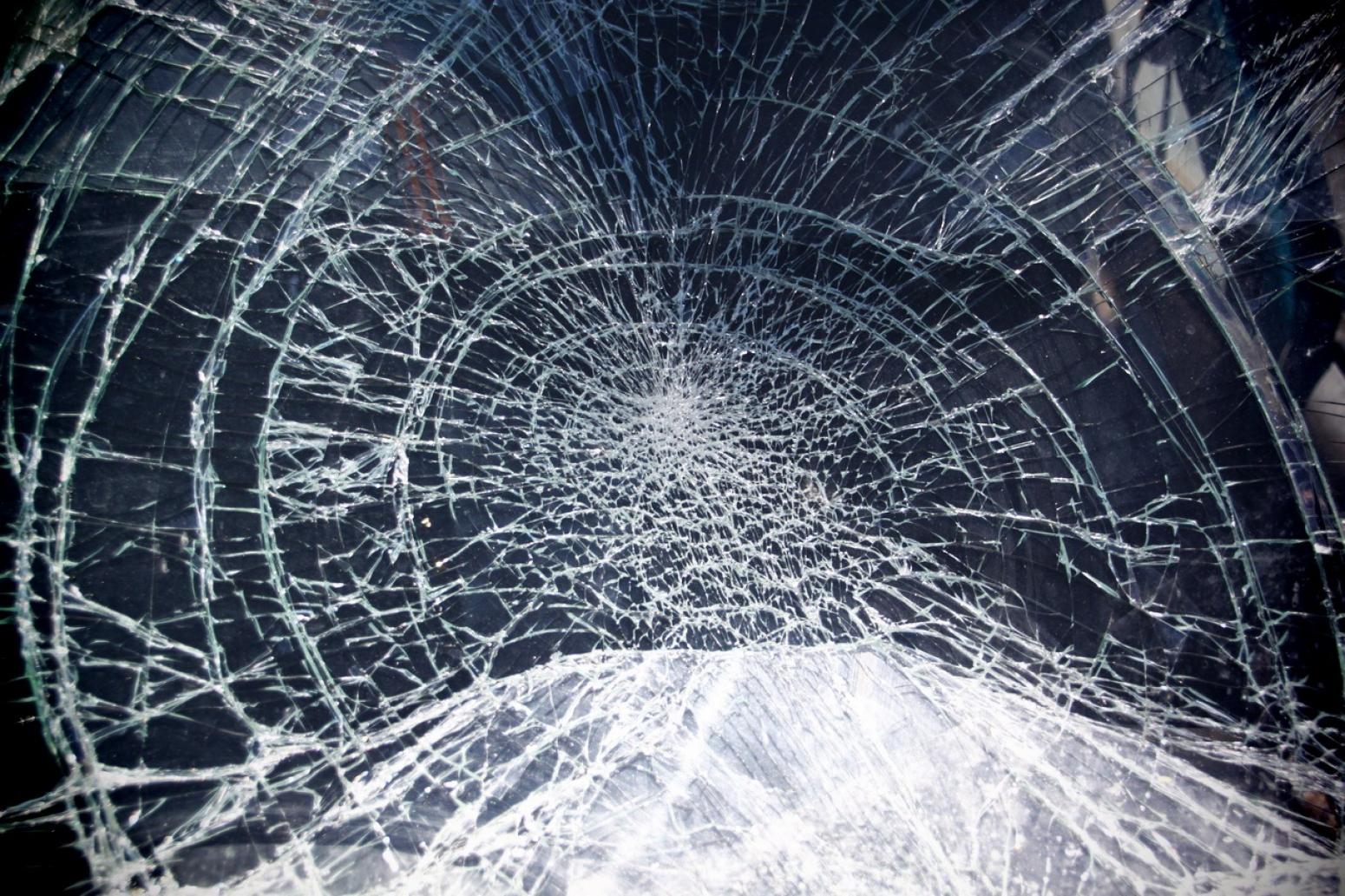 Объект разбитый. Разбитое лобовое стекло. Текстура разбитого стекла. Разбитое автомобильное стекло. Эффект разбитого стекла.