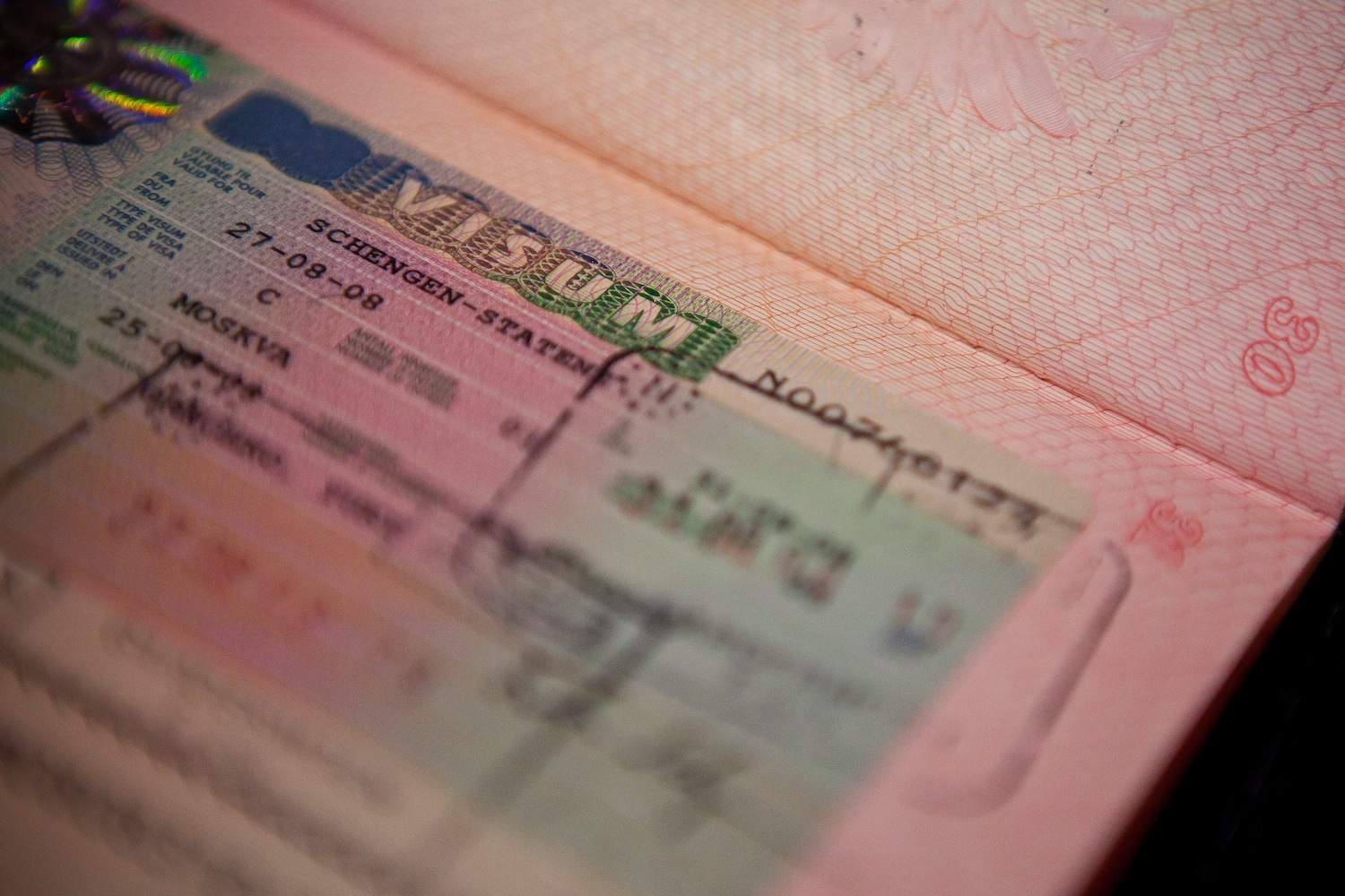 Шенген новости сегодня. Турист с шенгенской визой. Виза в Италию. Виза в Испанию. Шенгенская виза фото девушка.