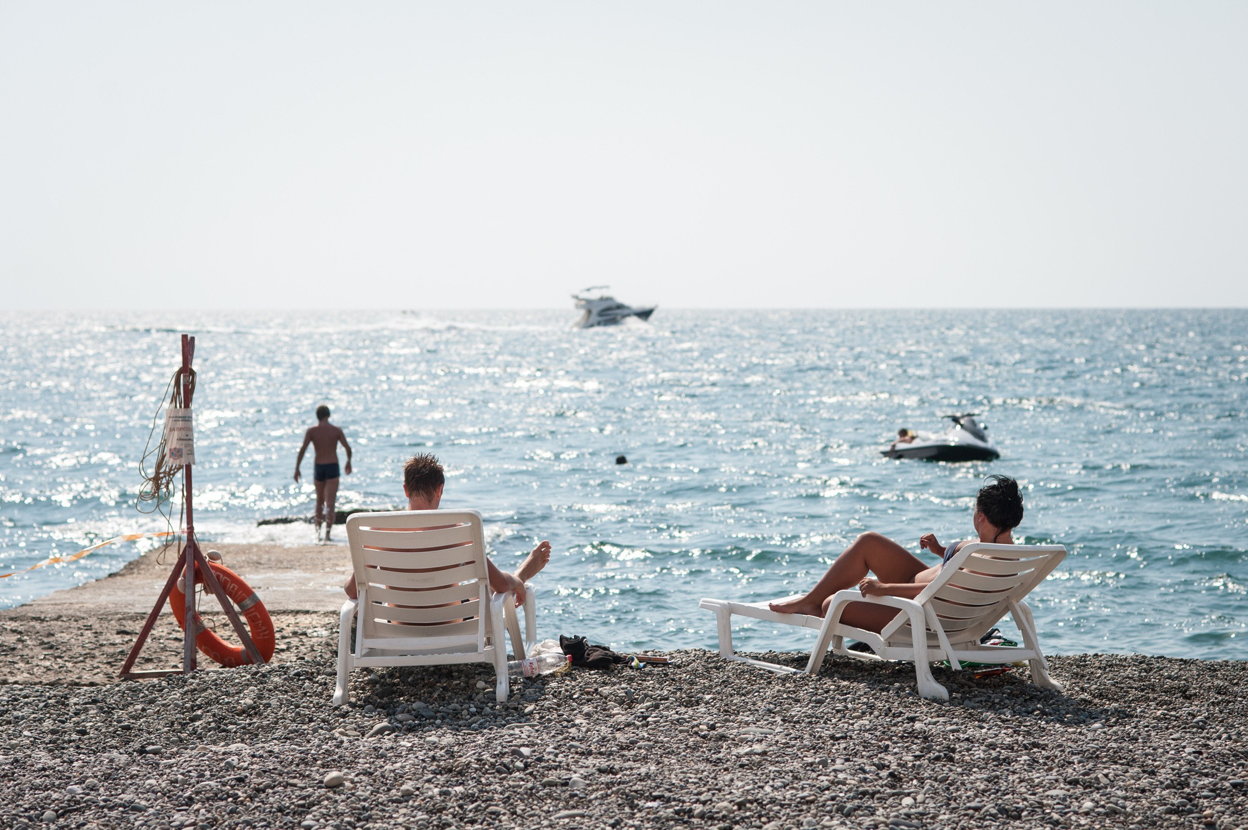 Сочи пляж для ребенка. Черное море пляж люди. Черное море с людьми. Отдыхающие на черном море. Туристы в Сочи.