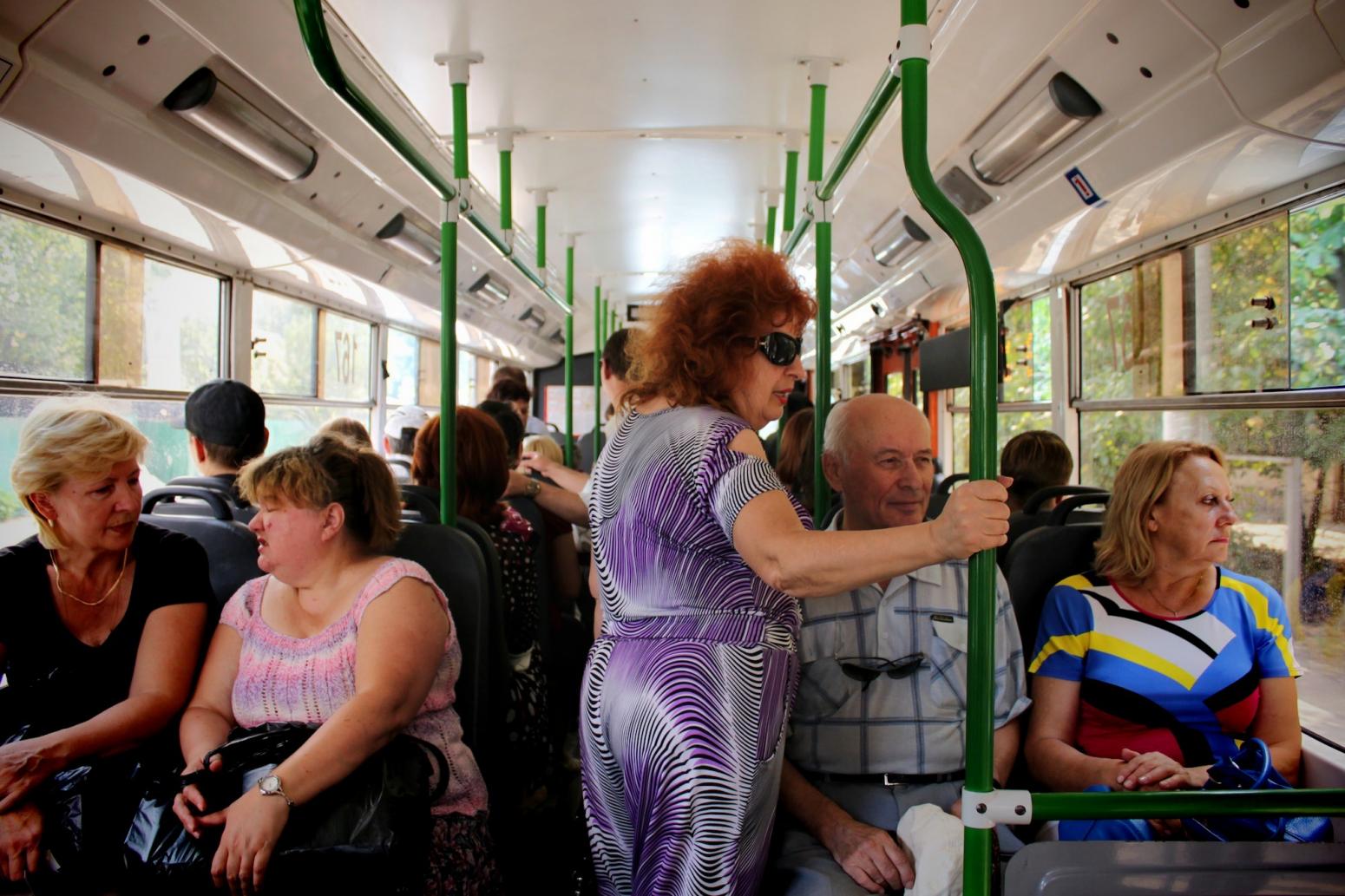 Тетка в автобусе. Автобус. Бабушка в транспорте. Бабки в трамвае. Бабки в общественном транспорте.