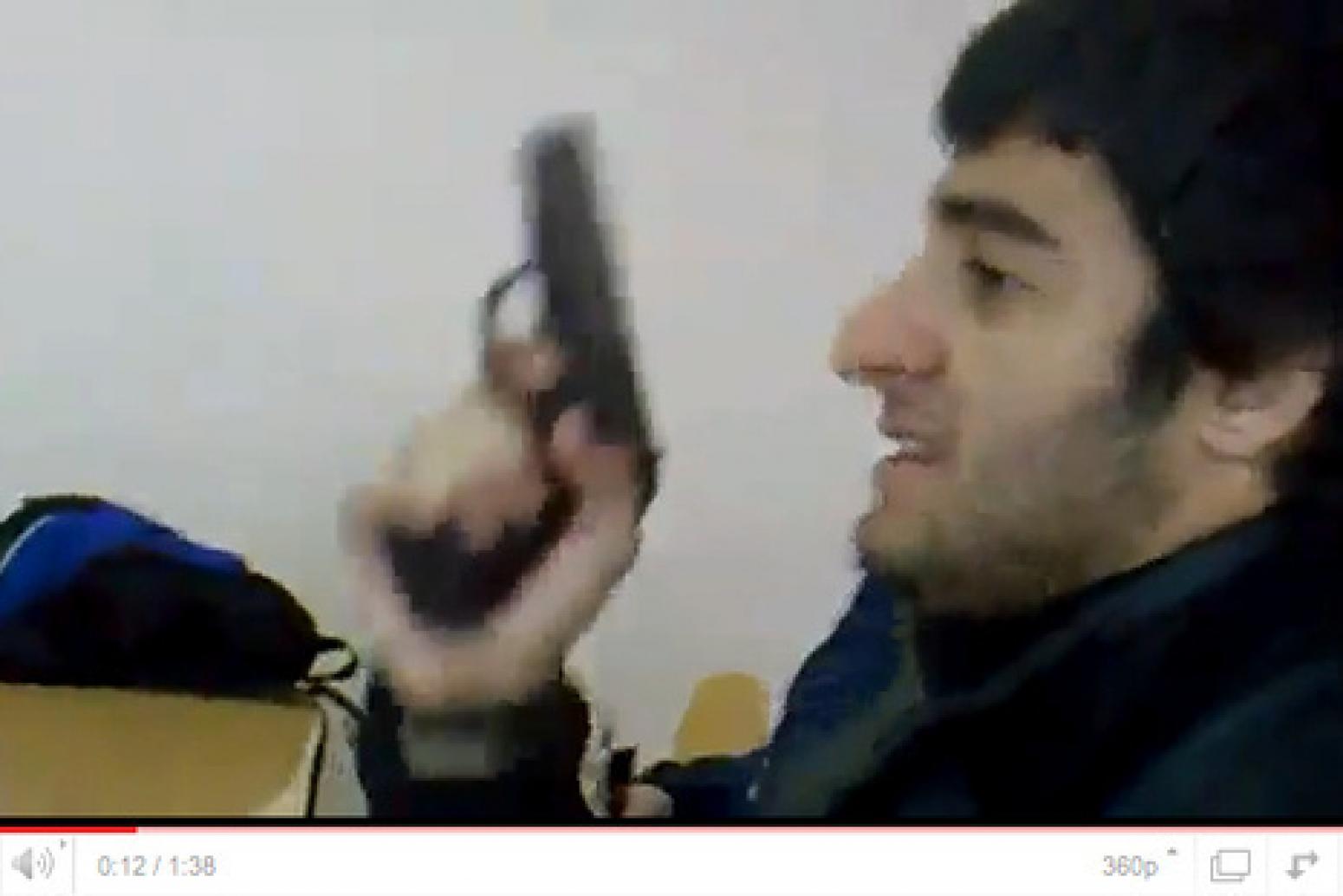 Угрожает чеченец по телефону. Кавказец с пистолетом. Хачик с пистолетом.