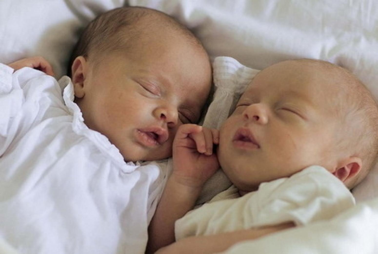 Обиженный близнецы. Близнецы Джоли-Питт. Анжелина с близнецами. Младенцы двойняшки. Новорожденные Близнецы.