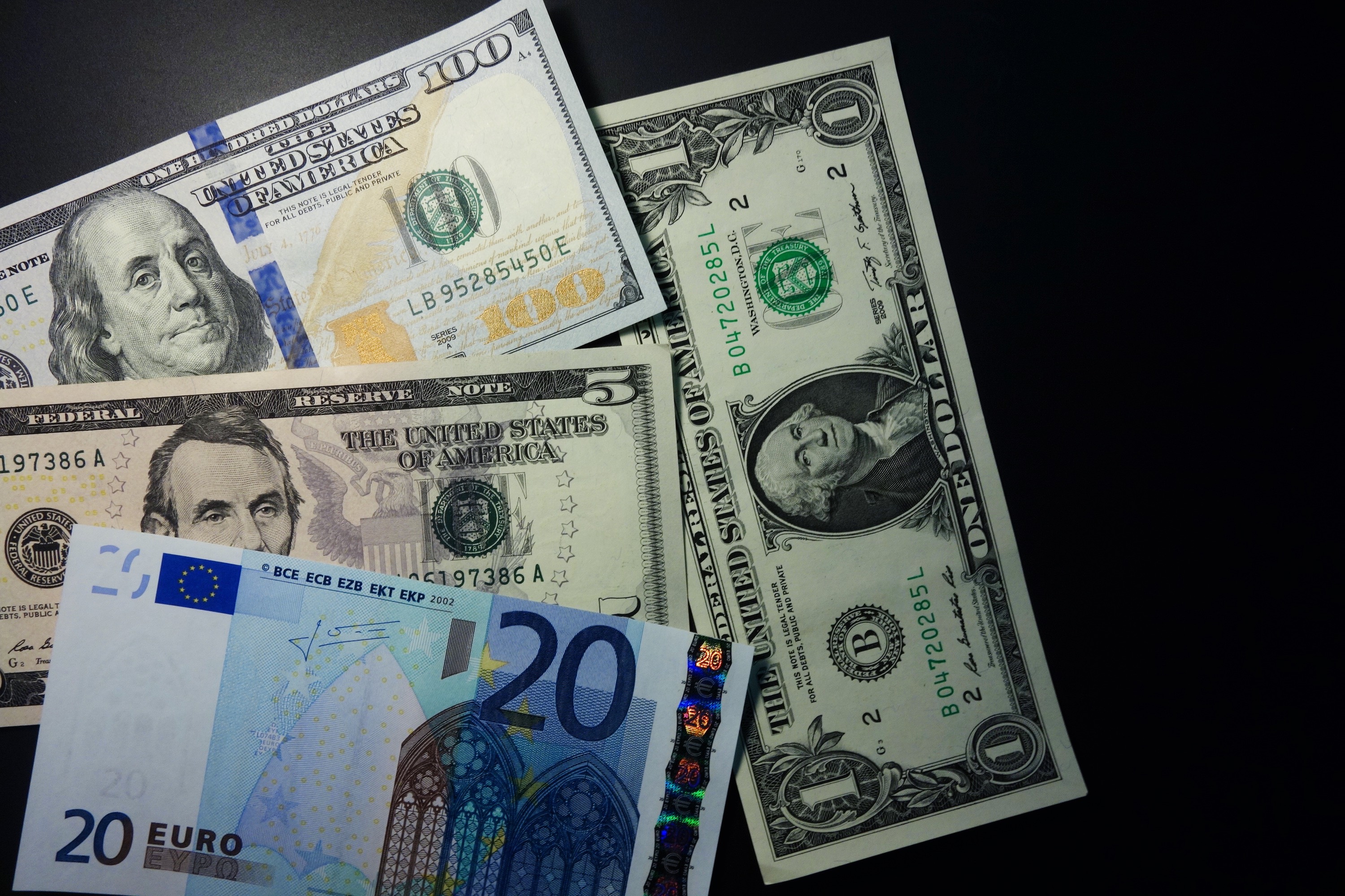 250 долларов в рублях. Доллар и евро. Валюта доллар евро. Евро против доллара. Фото долларов и евро.
