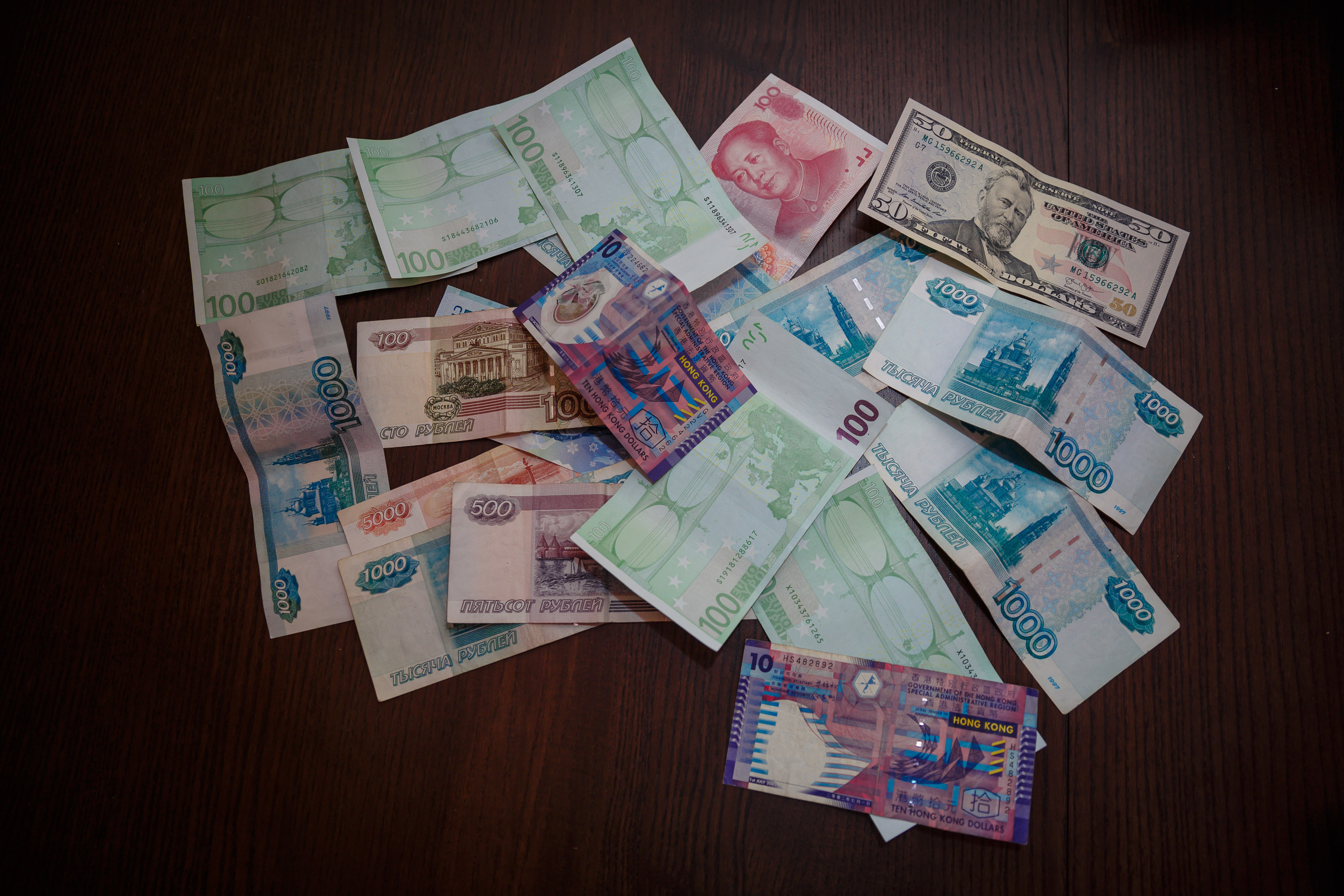Семьсот рублей. Доллары и евро картинки.