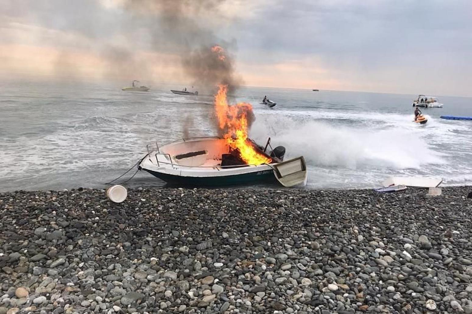 Сочи на 3 дня горящие. Горящий катер. Сгорел катер. Сгоревшая лодка. Взрыв на пляже.