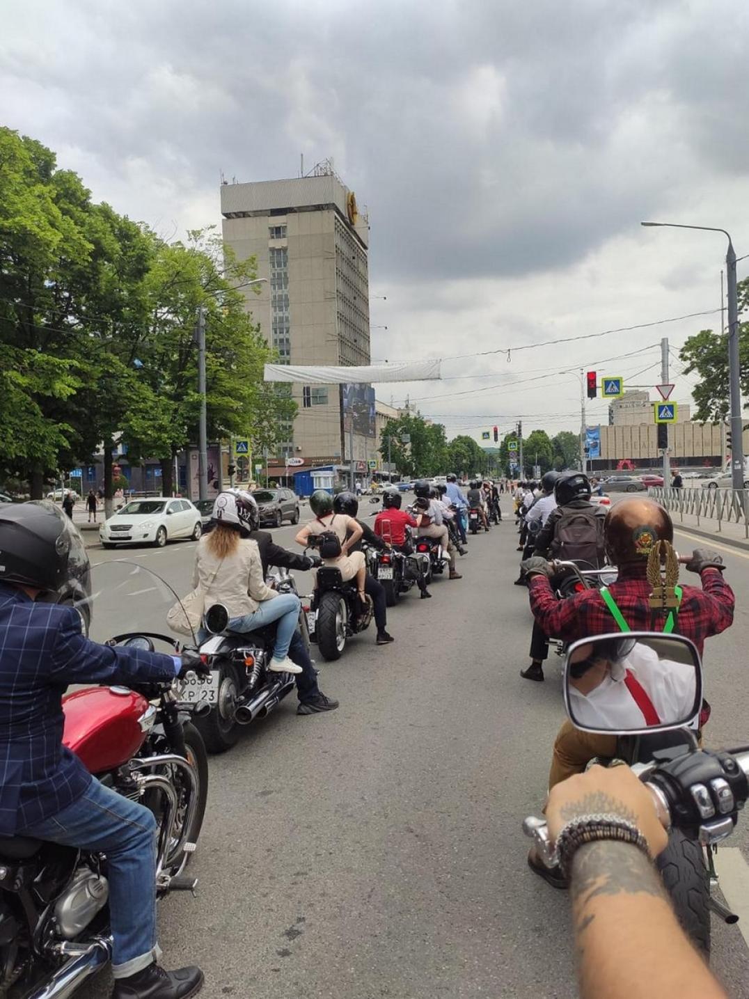 Леди и джентльмены на мотоциклах в Краснодаре