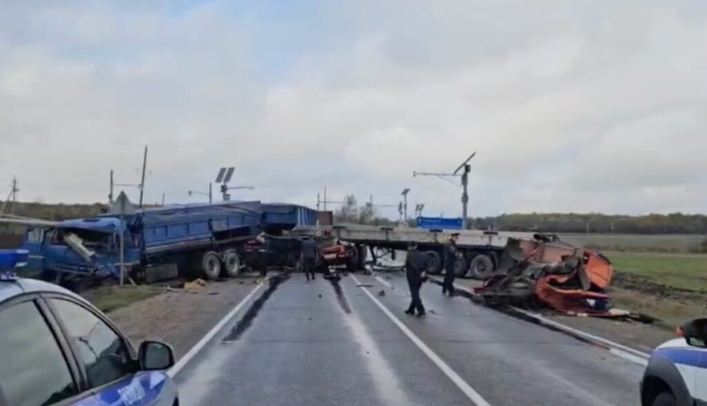 На кубанской трассе столкнулись два большегруза, заблокировав проезд