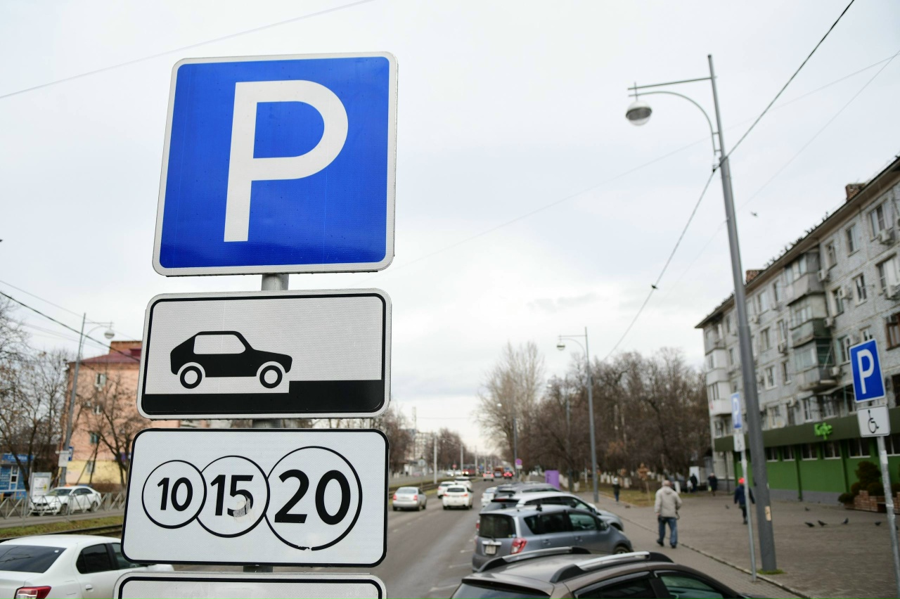 В Краснодаре убрали незаконные ограждения на муниципальных парковках