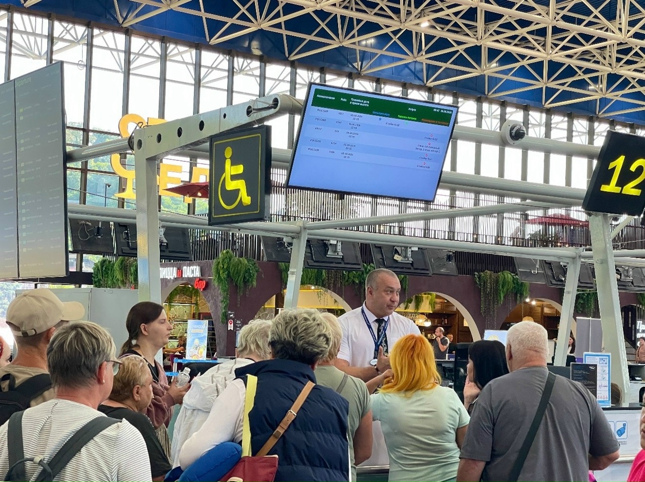 Почти 100 рейсов задерживаются в аэропорту Сочи