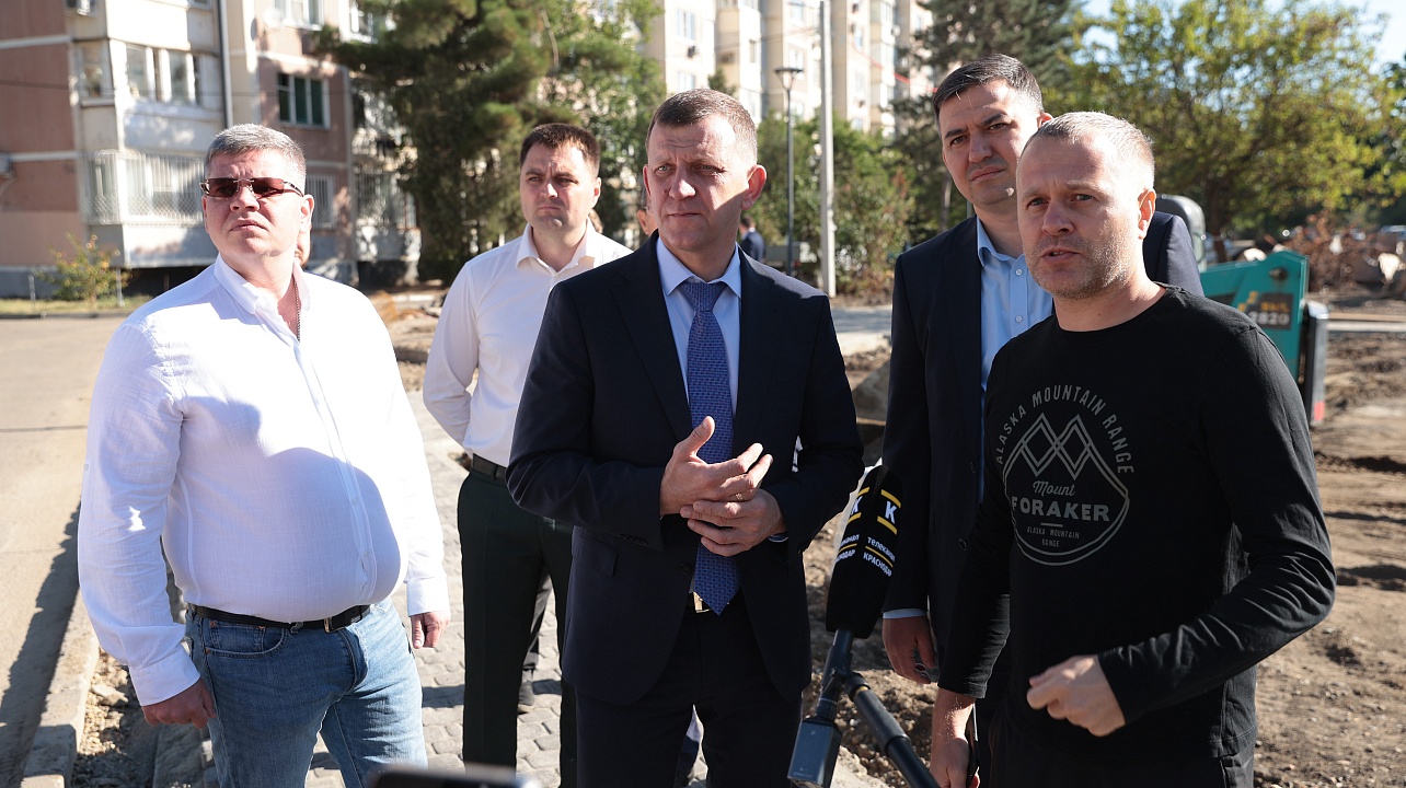 Евгений Наумов проверил благоустройство зелёной зоны по улице Платановый Бульвар