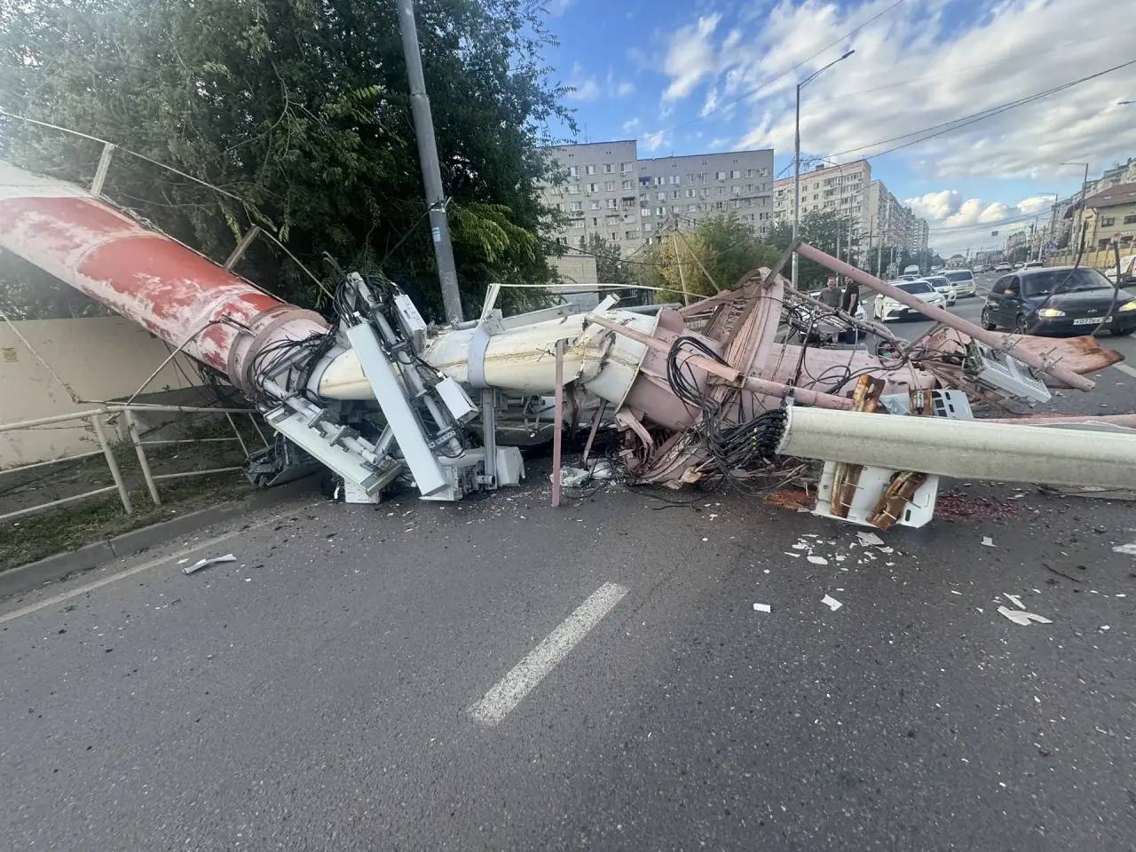 В Краснодаре труба котельной обрушилась на проезжую часть
