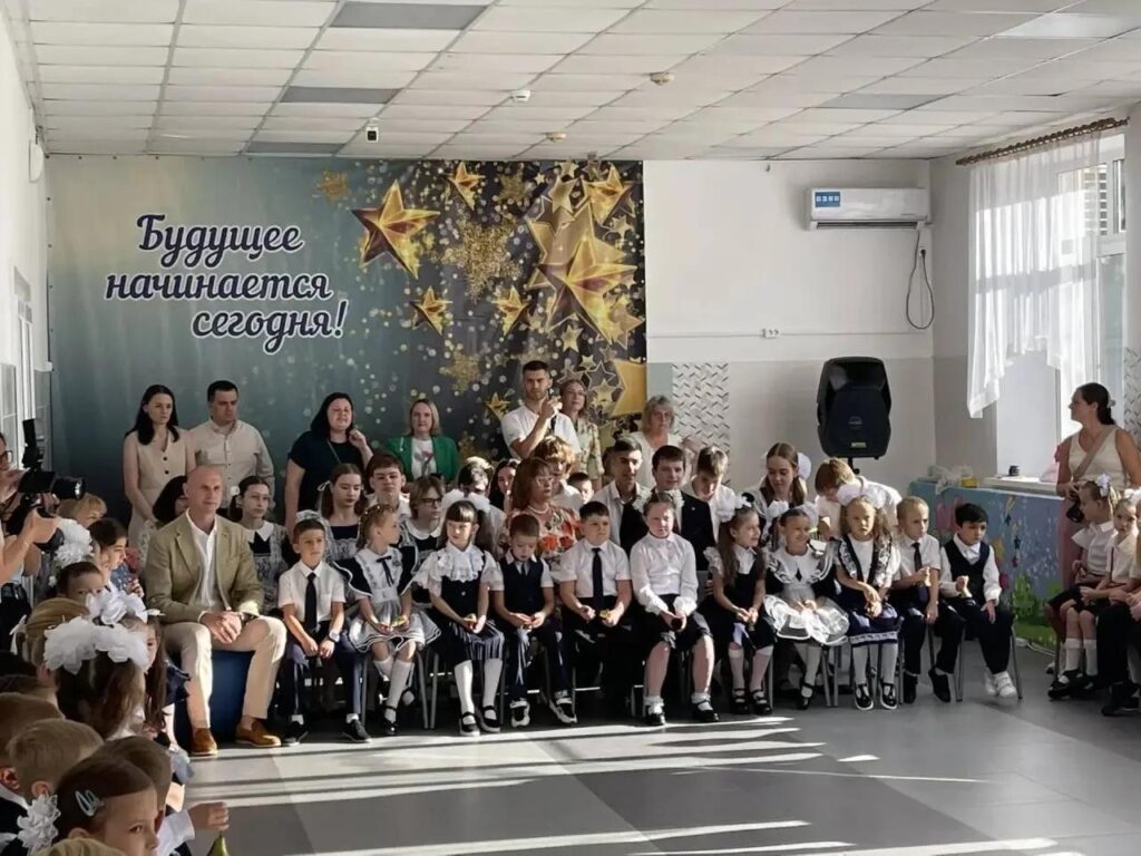 День знаний в 30-й школе: депутат Максим Яковенко встретился с педагогами и учениками