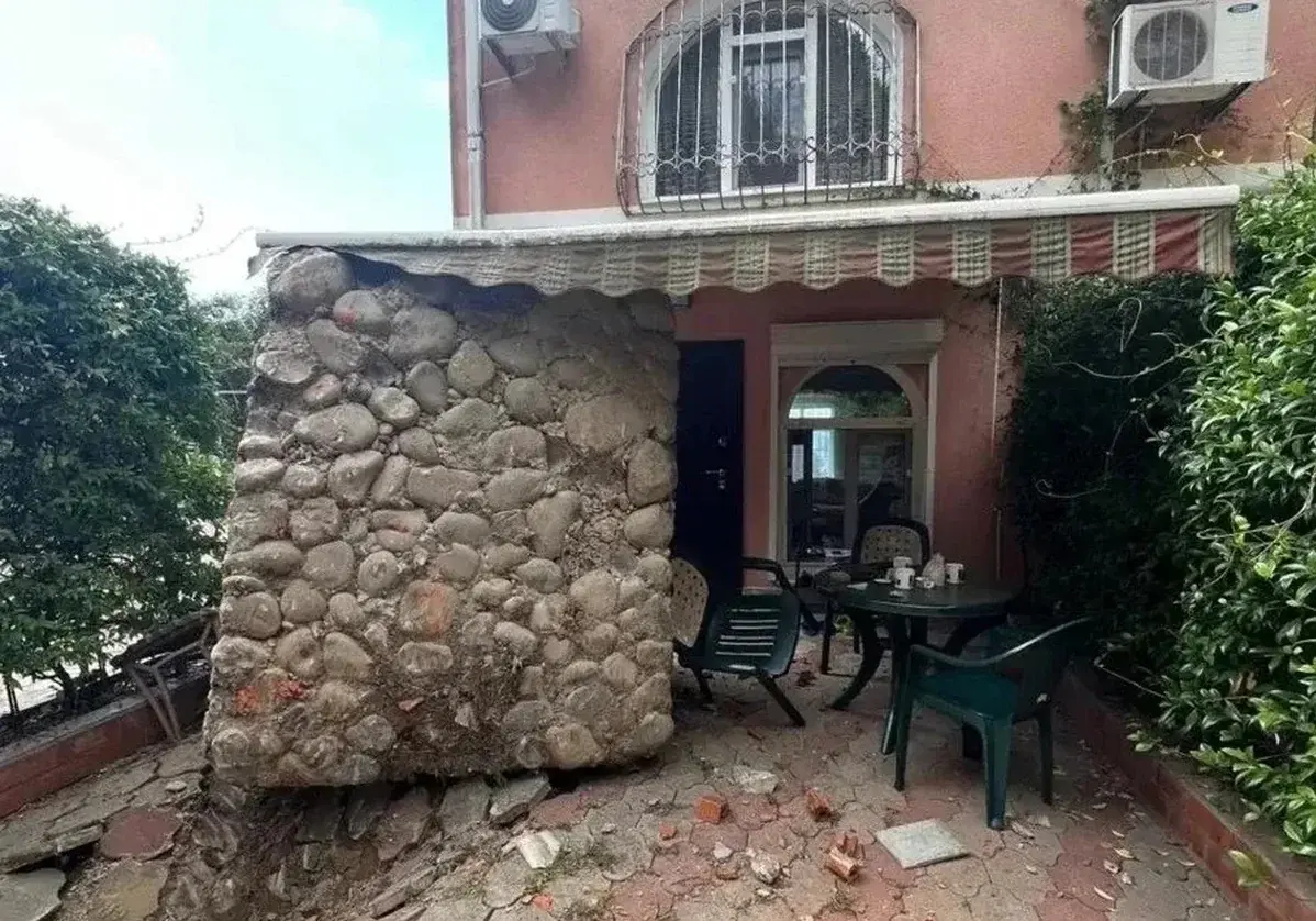 В Сочи многотонная каменная глыба рухнула во двор жилого дома 