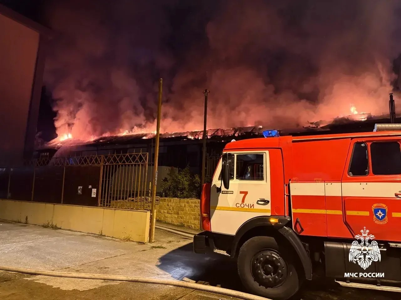 В Сочи пожар в частном доме охватил 1,4 тыс. кв. метров
