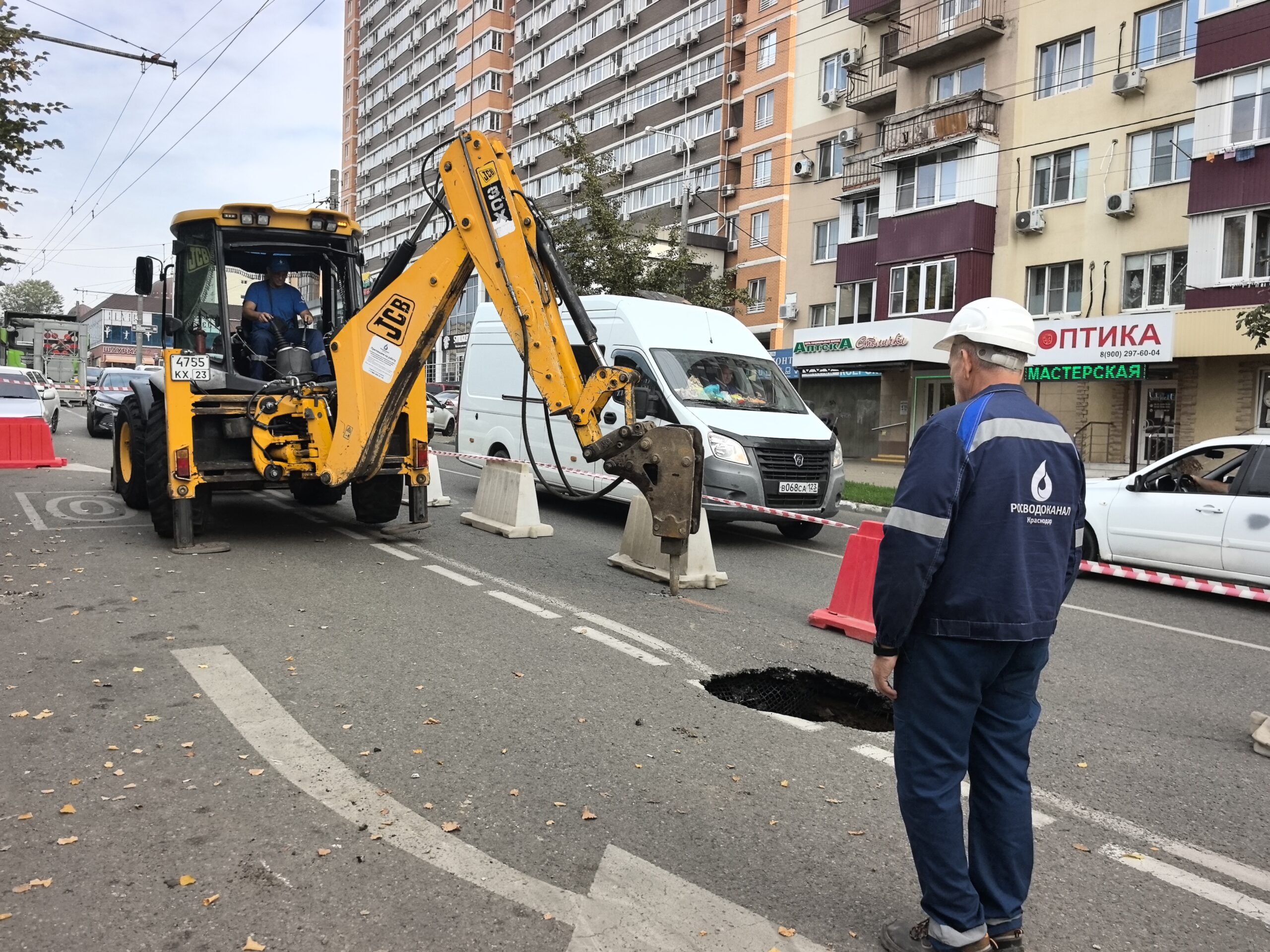 Проезд по улице 1 Мая в Краснодаре сильно затруднился
