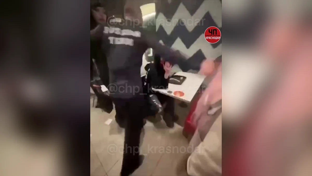 «Твой голос меня бесит»: в центре Краснодара посетитель набросился на девушку с кулаками