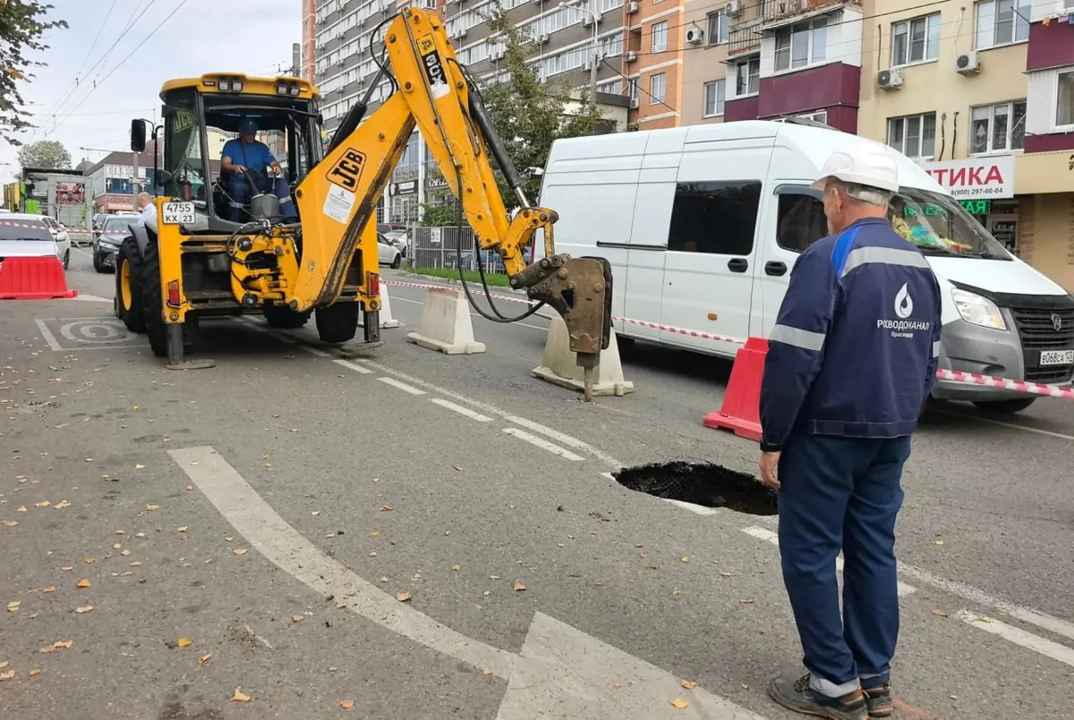 Глубокий провал над старым коллектором парализовал улицу 1 Мая в Краснодаре