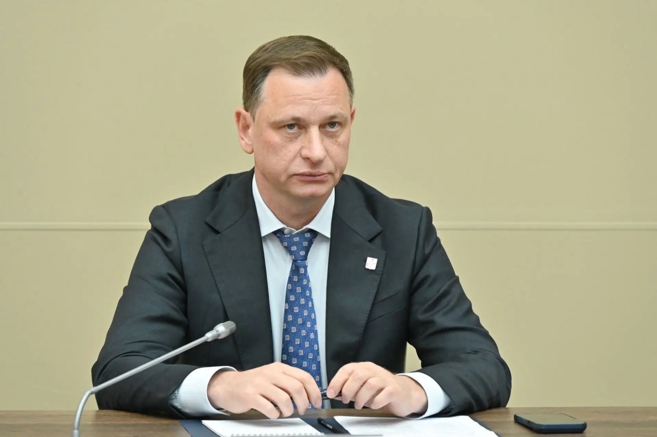 Потухший танкер дрейфует вдоль берега в Сочи: пляжи закрыты
