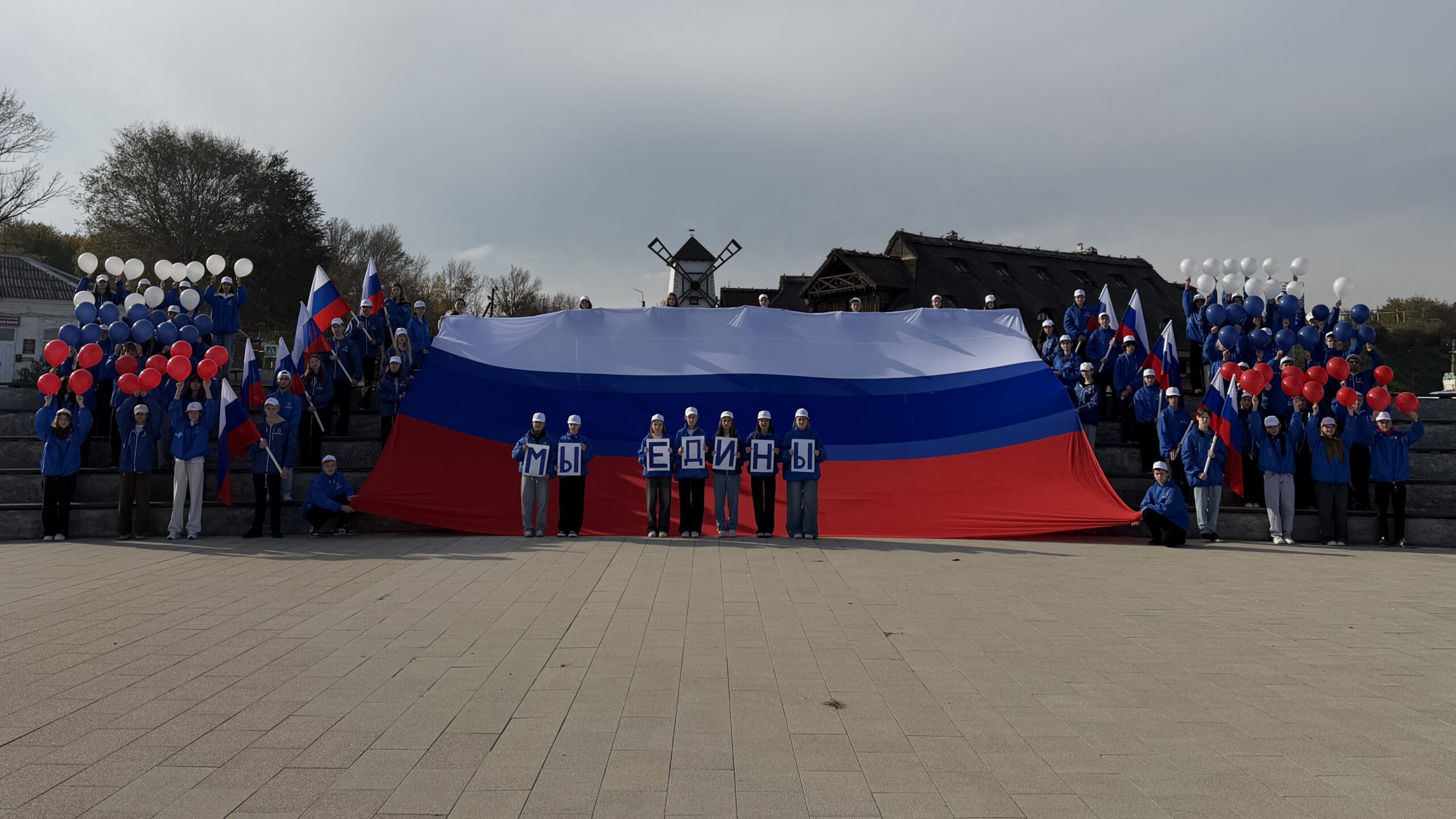 Изображение к статье: Семьдесят человек, триколор и эхо времени